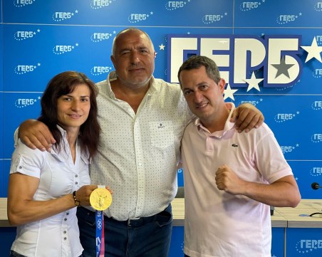 Бойко Борисов посрещна Стойка Кръстевa в централата на ГЕРБ