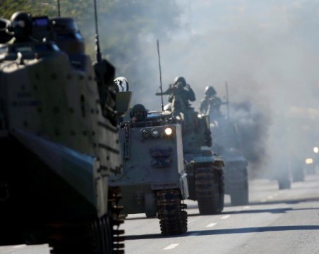 Опозицията в Бразилия видя във военен парад сплашване преди важно гласуване