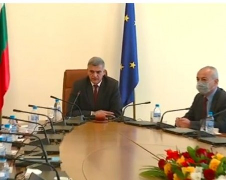 Премиерът Стефан Янев обсъжда с бизнеса високите цени на тока