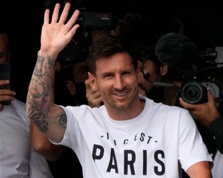 Стотици хиляди по улиците на Париж, очакват да видят Меси