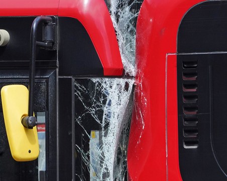 Жена загина, а трима са ранени след катастрофа с два автобуса в Лондон