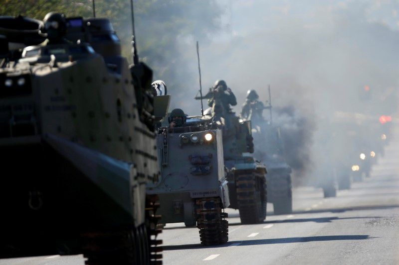 Опозицията в Бразилия видя във военен парад сплашване преди важно гласуване
