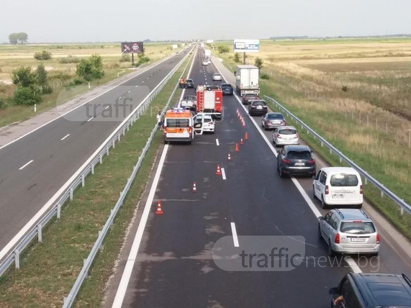 ТИР се вряза в мантинелата на АМ Тракия край Пловдив, движението е блокирано