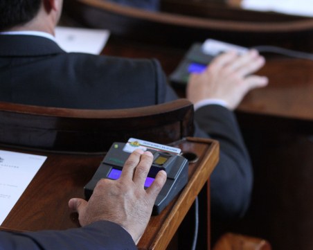 Депутатите с COVID-19  или под карантина вече може да работят дистанционно