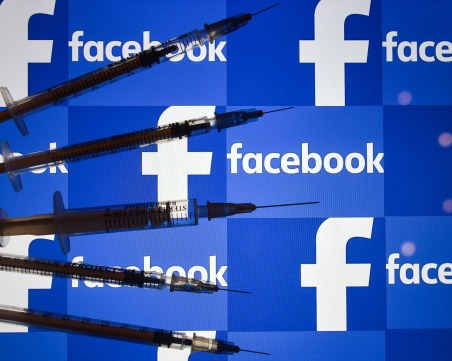 Facebook премахна стотици профили, плащали им да говорят против ваксините