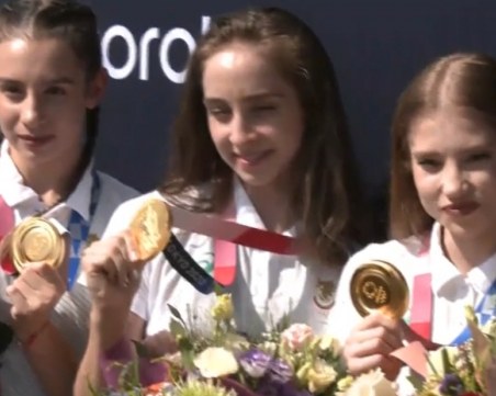 Хиляди посрещнаха златните момичета след Олимпиадата