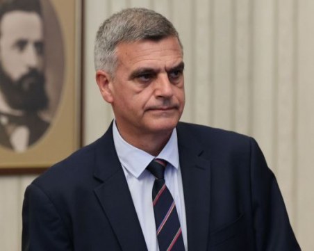 Министър Живков: Децата на Янев работят като 