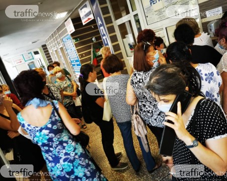 Скандали пред пловдивска поликлиника! Жени чакат с дни за преглед, стигна се почти до сблъсъци
