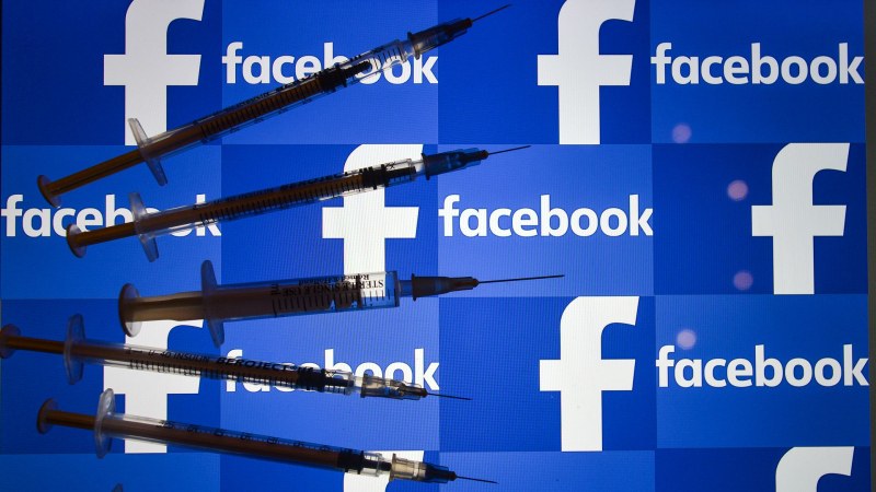 Facebook премахна стотици профили, плащали им да говорят против ваксините