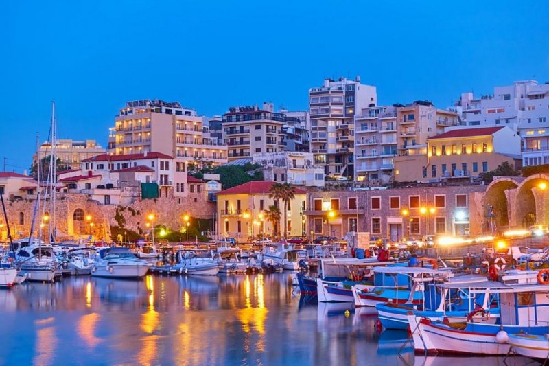 Забраниха музиката и излизането в нощните часове на остров Крит