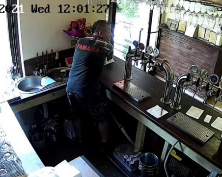 Кандидат барман обра бирария по време на интервю за работа