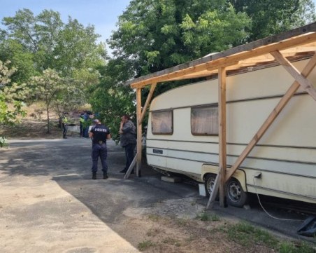 Охранител в бар на къмпинг 