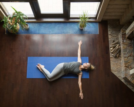 Пет лесни разтягания, които може да правите, докато гледате телевизия