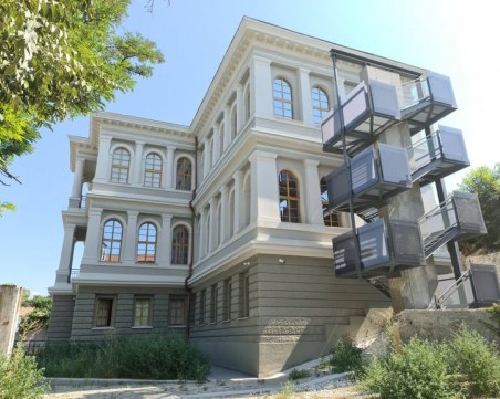 В Градската галерия: Красиви зали в зелено и червено, специални места за сядане като в световните музеи