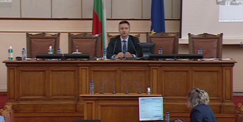 Поради липса на кворум: Депутатите не успяха да гласуват оттеглянето на Николов