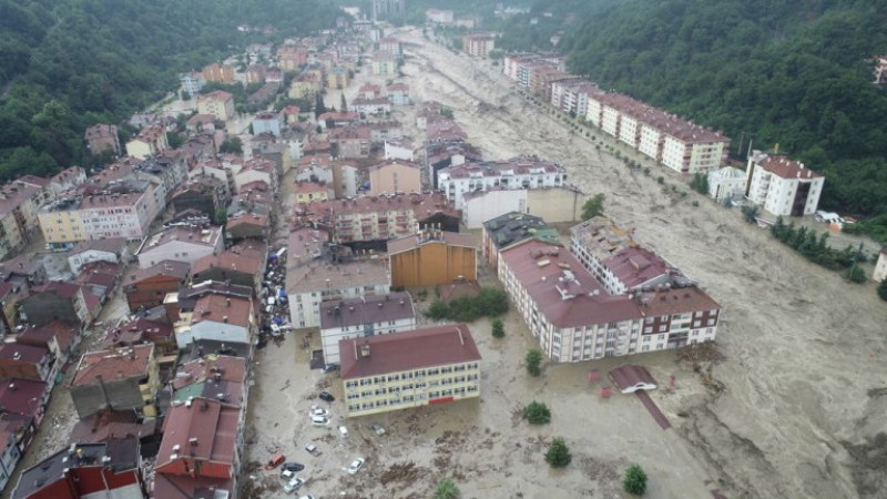 27 са жертвите на наводненията в Северна Турция