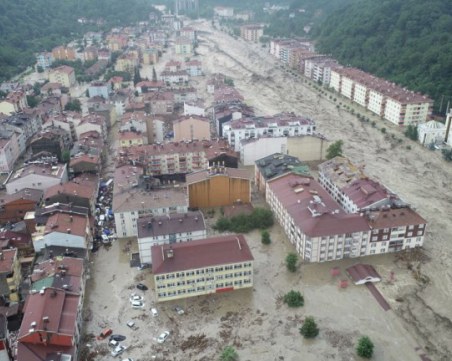 27 са жертвите на наводненията в Северна Турция