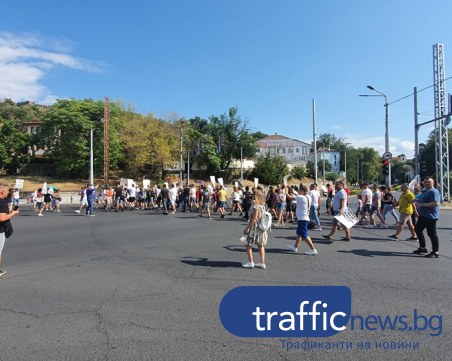 Протестите в Пловдив продължават: Три дни блокират кръстовището на Чифте баня