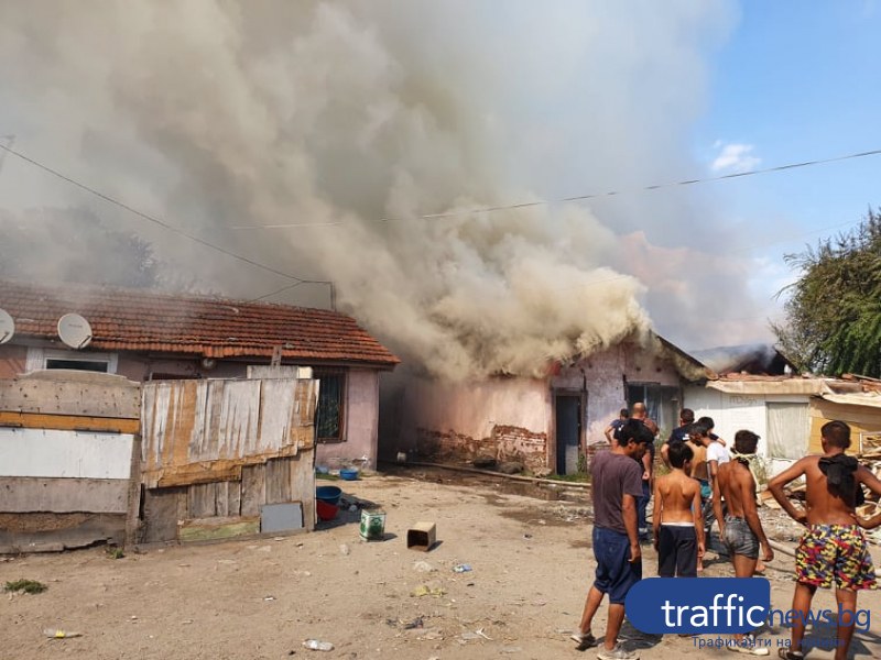 Голям пожар гори в Столипиново, обхванал е няколко къщи