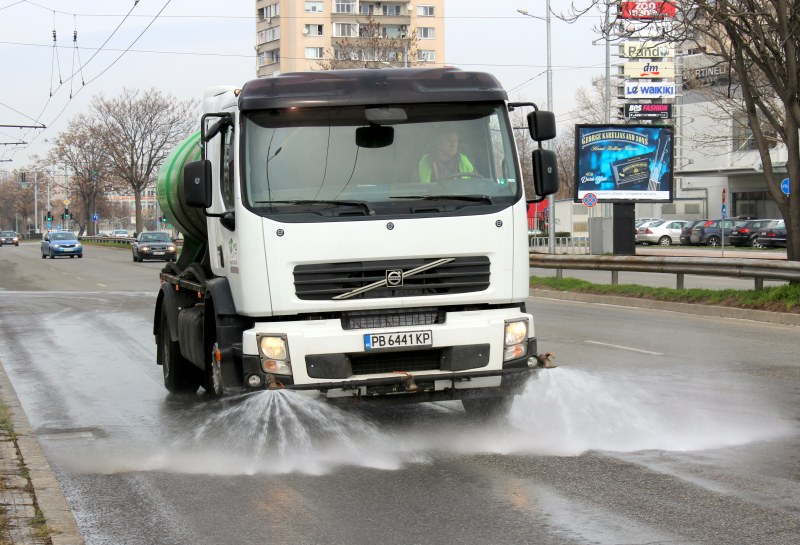 Мият улиците в Пловдив по променен график! Вижте къде ще бъдат машините