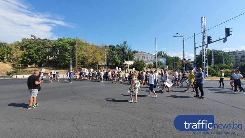 Протестите в Пловдив продължават: Три дни блокират кръстовището на Чифте баня