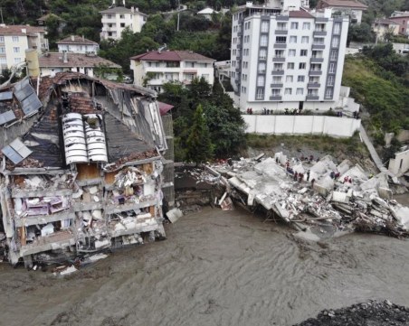 Броят на жертвите, които потопът в Турция взе, стигна 44