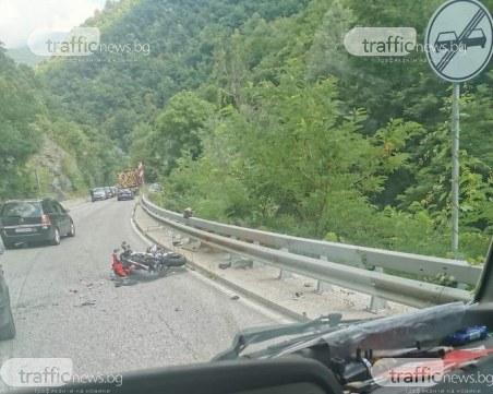 Катастрофа до Нареченсни бани затвори пътя Асеновград-Смолян