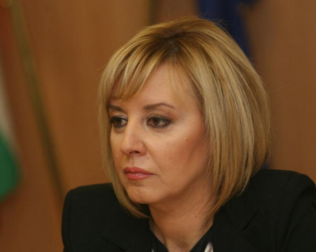 Манолова: Държавата незабавно да плати обезщетения на битите от полицаите