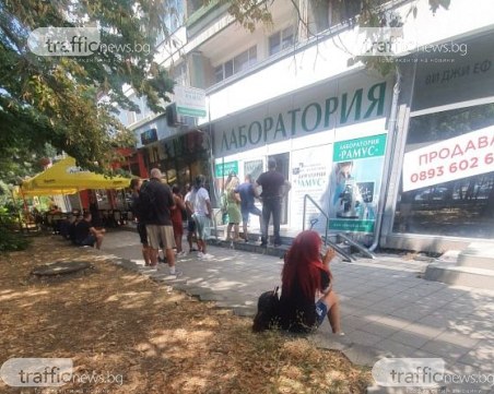 Опашки се вият пред лабораториите в Пловдив за COVID тестове, цените им започват от 30 лева