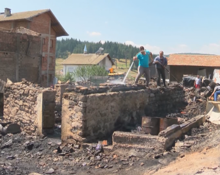 Пожарът в село Кръстава е локализиран, щетите са огромни
