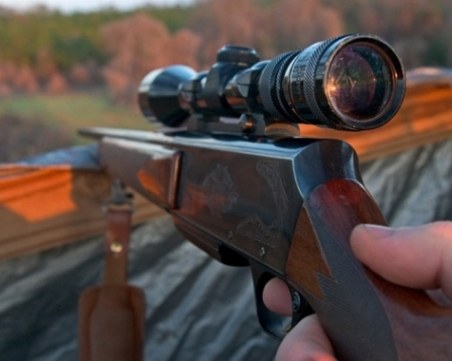 Простреляха ловец край Карлово, откараха го в болница