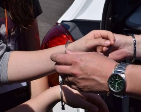 Задържаха българка за ало измами в Гърция