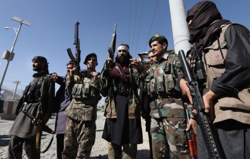Талибните напредват към Кабул, президентът призова за мобилизиране на военните