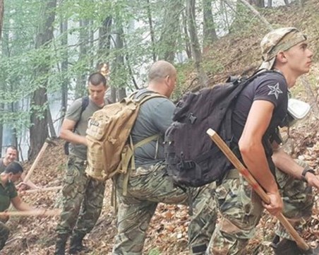 37 военни и вертолет се включиха в битката с огъня над Югово