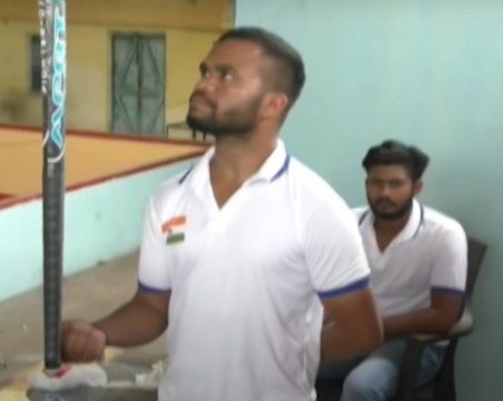 Мъж задържа на един пръст хокеен стик над три часа