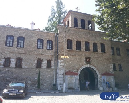 На Голяма Богородица стотици вярващи се събраха в храмовете на цялата страна