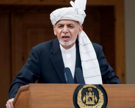 Президентът на Афганистан напусна страната