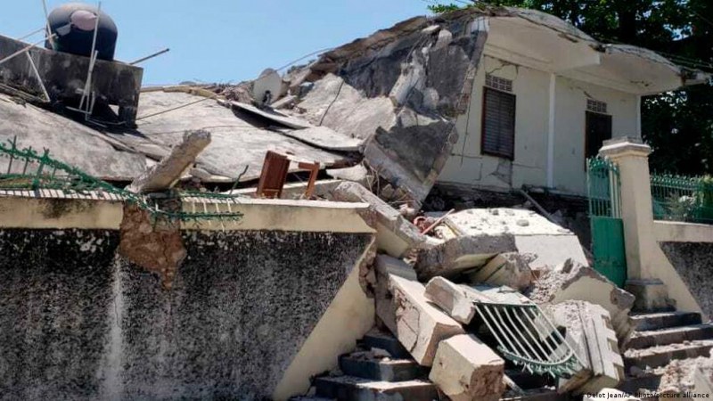 Над 720 са жертвите на земетресението в Хаити