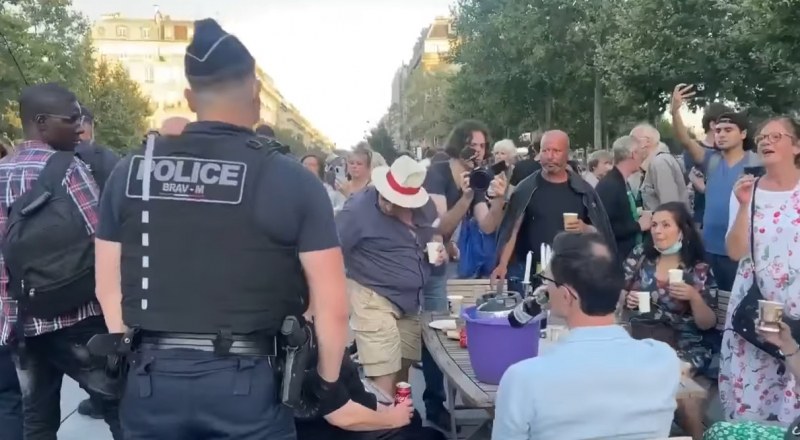 Парижани протестират с