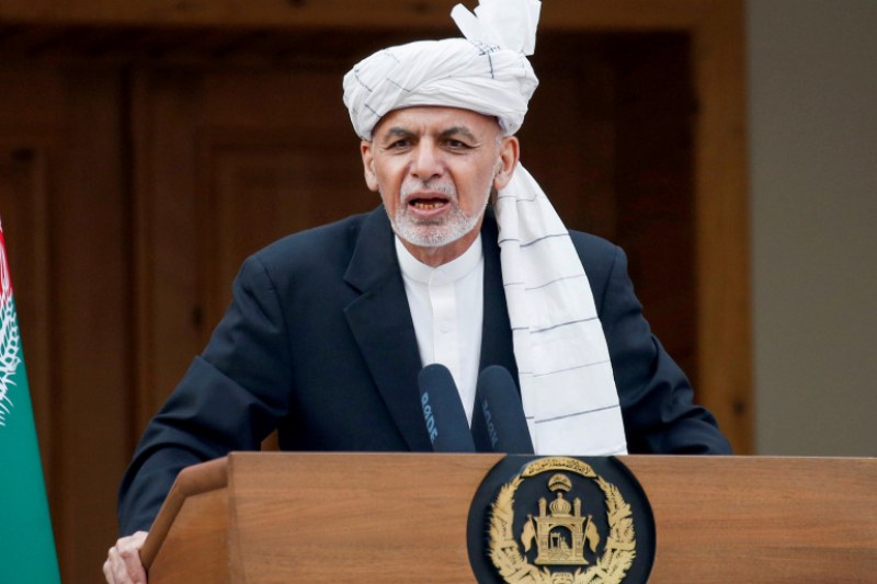 Президентът на Афганистан напусна страната