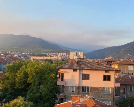 Димът от пожара вече е над Асеновград, още доброволци се включват в гасенето