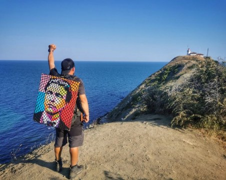 Полицаят, който стана рапър, мина Ком-Емине с портрета на Левски на гърба си