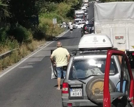 Сблъсък на 3 коли и пожар затвори пътя София-Варна