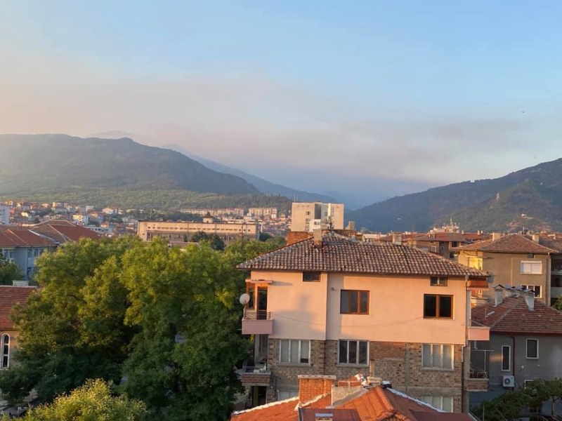 Димът от пожара вече е над Асеновград, още доброволци се включват в гасенето