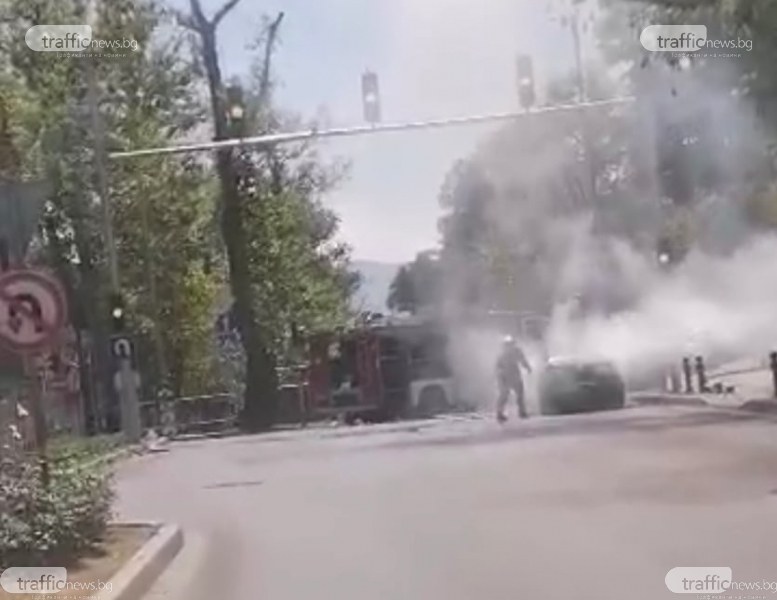 Кола гори в центъра на Пловдив, затвориха булевард