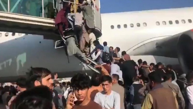 Отмениха всички пътнически полети на летището в Кабул