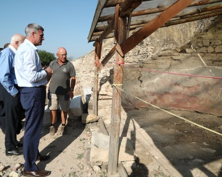 Евакуират 11 българи от Афганистан