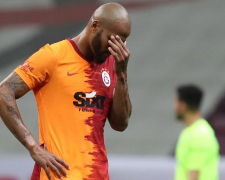 Играч на Галатасарай удари свой съотборник на терена