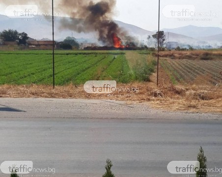 Пожар в Пловдивско! Сухи треви горят на метри от къщи
