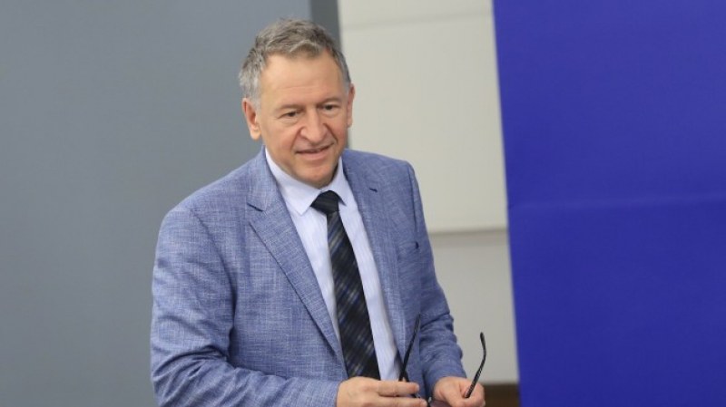 Кацаров: Няма да спираме плановите операции